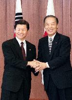Defense chiefs of Japan, S. Korea hold talks